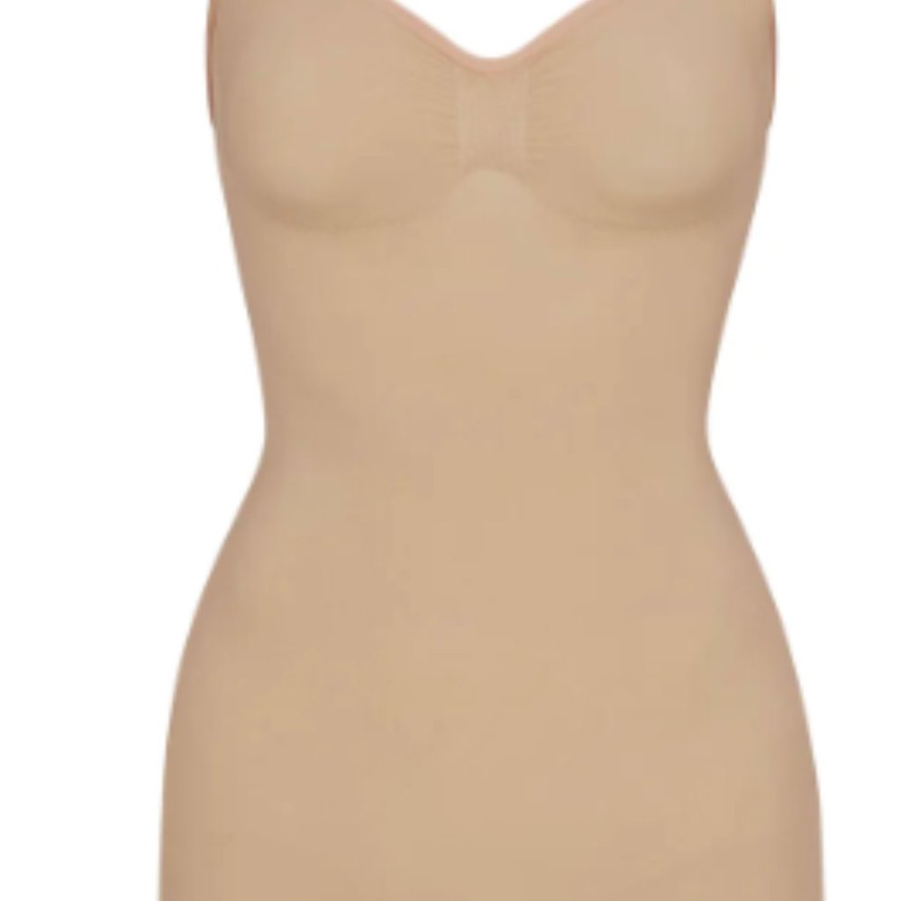 (2230) SKIMS NWT SEAMLESS SCULPT MID THIGH BODYSUIT in S/M in CLAY - Picture 1 of 4